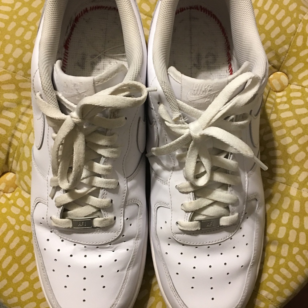 Nike White Sneakers Stylish Comfort EUC. Need insole.